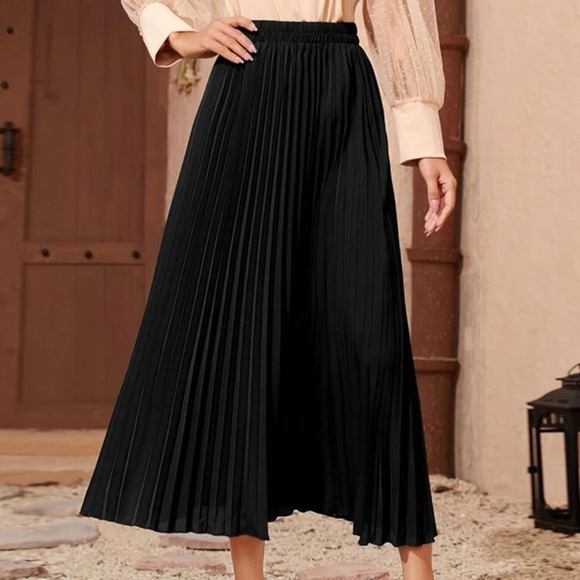 Dresses & Skirts - Minimalist preppy accordion pleated midi skirt black